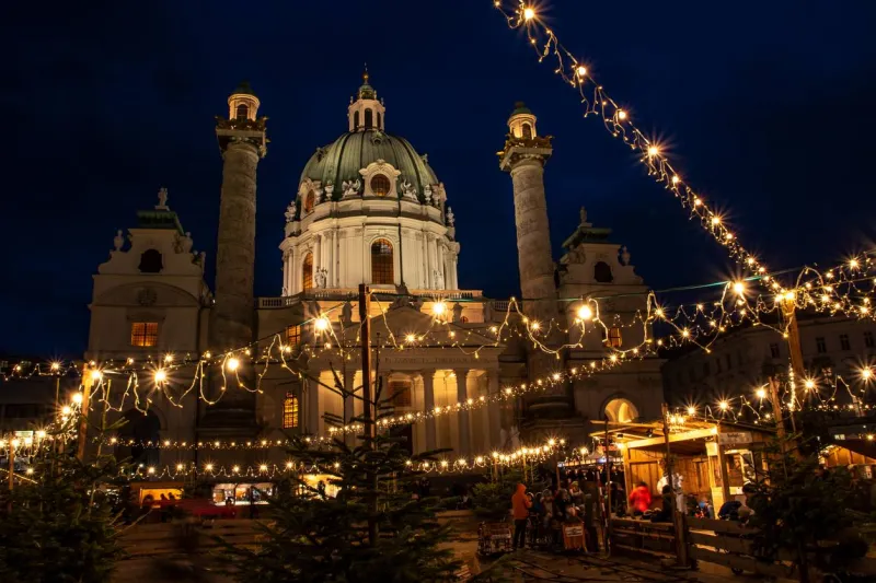 L'Art Advent est installé au pied de la superbe église baroque de Karlskirche.