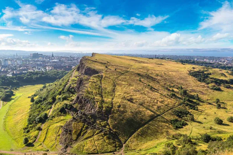 Arthur’s Seat est un ancien volcan culminant à 251 mètres, offrant une vue panoramique sur Édimbourg et ses environs.