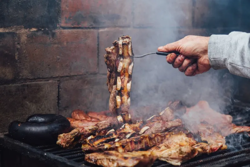 Symbole de convivialité, l’asado célèbre l’art du feu et la passion argentine pour la viande.
