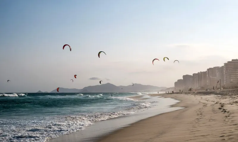 La plage de Barra da Tijuca est le repaire des kitesurfeurs.