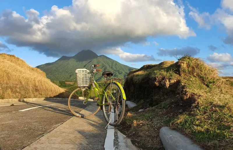 Aux Philippines, les paysages sauvages des îles Batanes se découvrent à vélo.