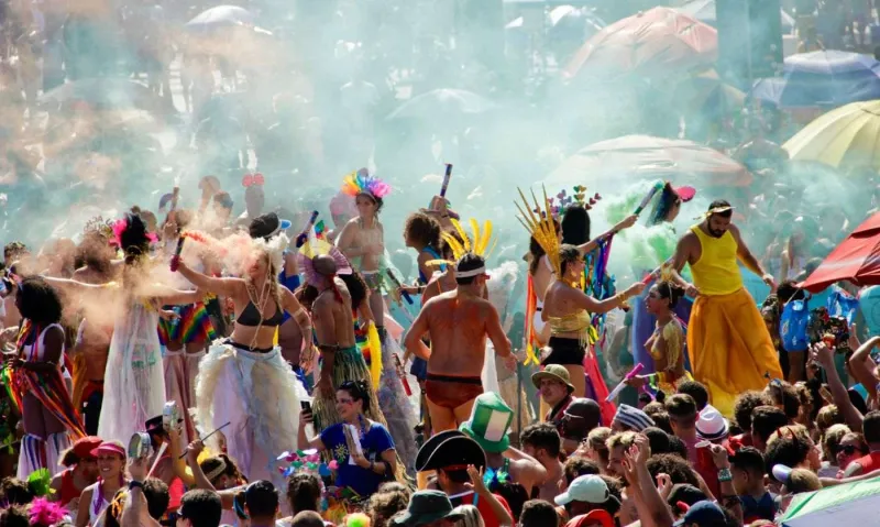 Les blocos de Rio, ces fanfares de rue hautes en couleur, font danser des milliers de fêtards dans tous les quartiers de la ville.