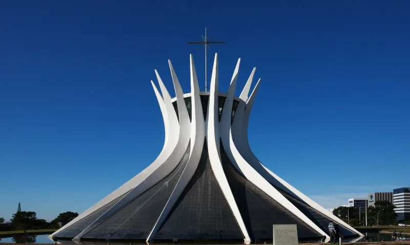 Découvrez l'architecture futuriste de la ville de Brasilia.