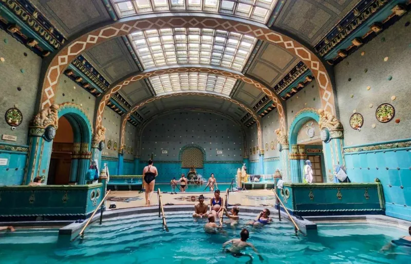 En janvier, partez vous prélasser dans les bains thermaux de Budapest.