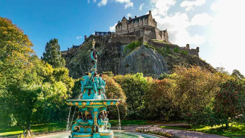 Le château domine la vieille ville d'Edimbourg.