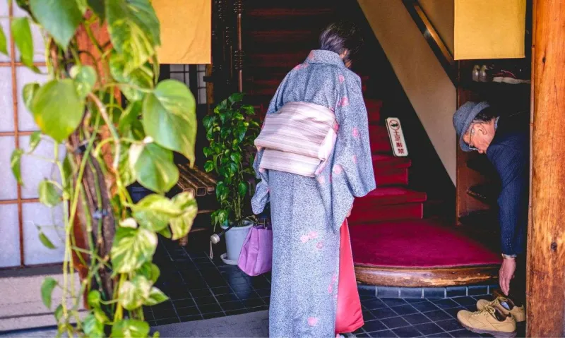 Au Japon, il est de coutume d’enlever ses chaussures avant d’entrer dans un lieu.