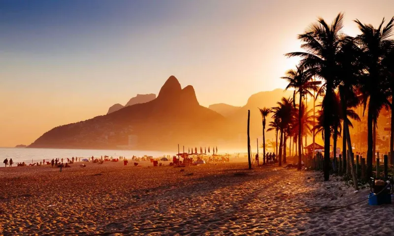 Une photo de la plage d'Ipanema à Rio au coucher du soleil.