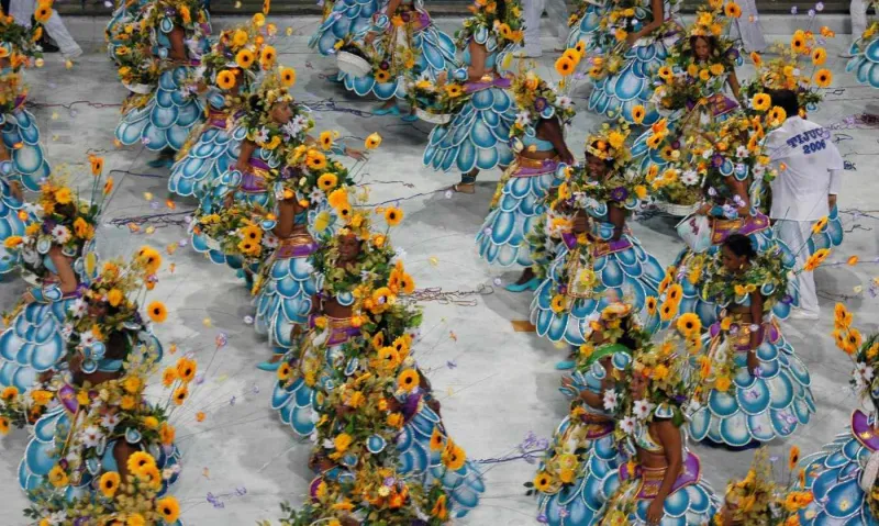 Le défilé des écoles de samba au Sambódromo est le temps fort du carnaval de Rio de Janeiro.