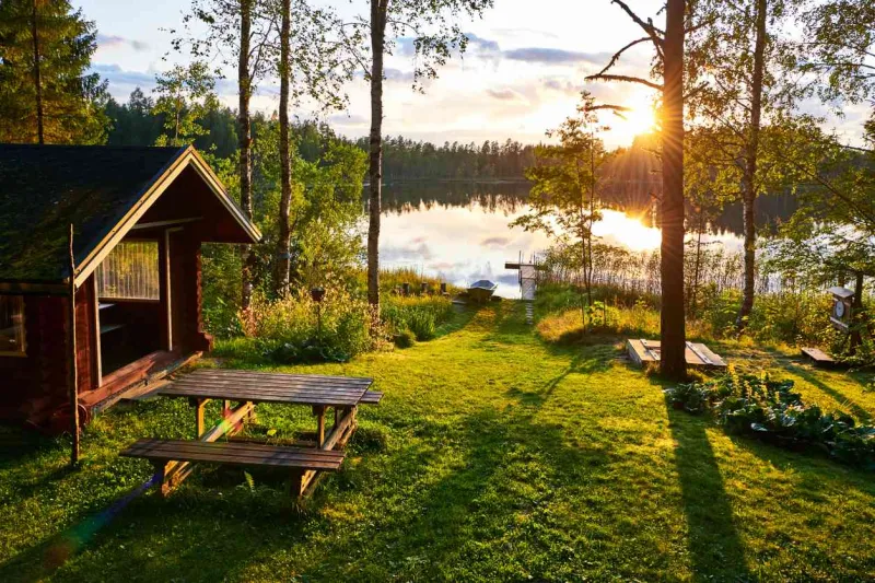 L’été en Finlande est une saison de lumière infinie, de nature verdoyante et de vie en plein air.