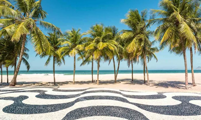 Le front de mer de Copacabana, en mosaïque noire et blanche, a été dessiné par l’architecte-paysagiste Roberto Burle Marx.