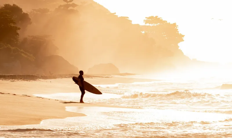 À l’instar de Prainha, la plage de Grumari constitue un excellent spot de surf.