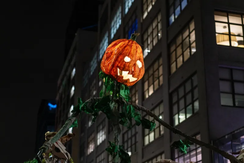 New York offre la plus grande parade d’Halloween au monde.
