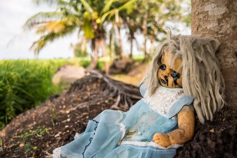 Sur une île isolée de Xochimilco, des centaines de poupées suspendues aux arbres créent un décor à la fois macabre et fascinant.