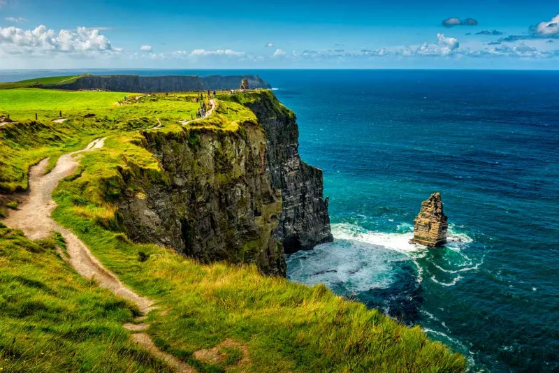 Complétez votre itinéraire de la Burren Loop par une visite des falaises de Moher.