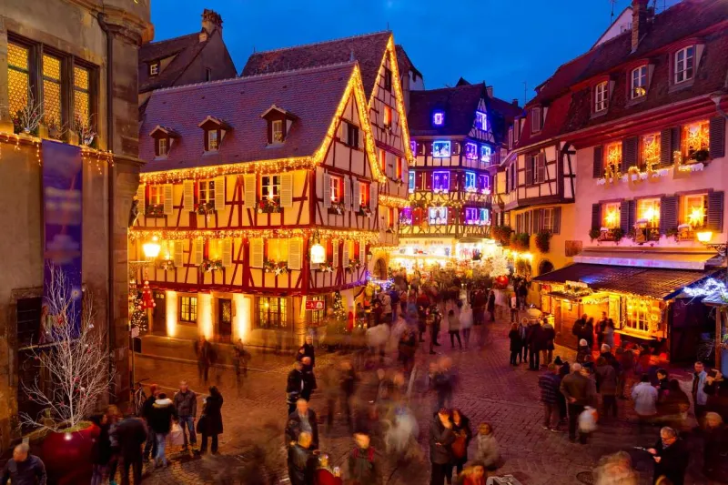 À Colmar, les décorations de Noël illuminent les canaux et les maisons à colombages.