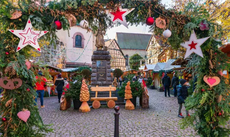 Le marché de Noël d’Eguisheim s’anime autour de ses fontaines et maisons à colombages.