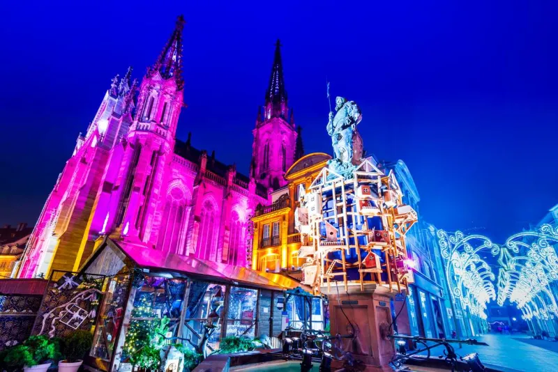 À Mulhouse, le marché de Noël s’installe au pied du temple Saint-Étienne.