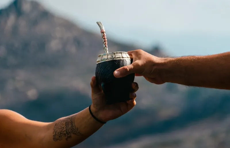Symbole de partage et d’amitié, le maté est la boisson incontournable du quotidien argentin.