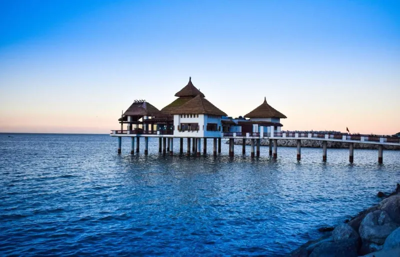 Le restaurant sur pilotis Lorizon, situé sur la plage de M’diq au Maroc.