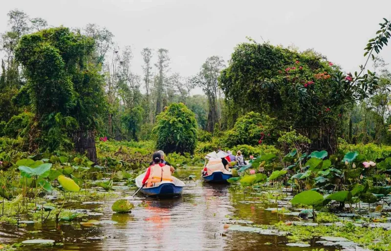 Offrez-vous une croisière sur le Mékong entre le Vietnam et le Cambdoge.