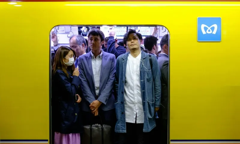 Le métro à Tokyo est bondé aux heures de pointe.