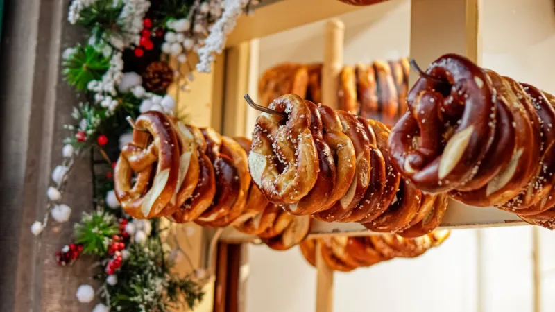 Emblème de l’Alsace, le bretzel occupe une place de choix sur les marchés de Noël.