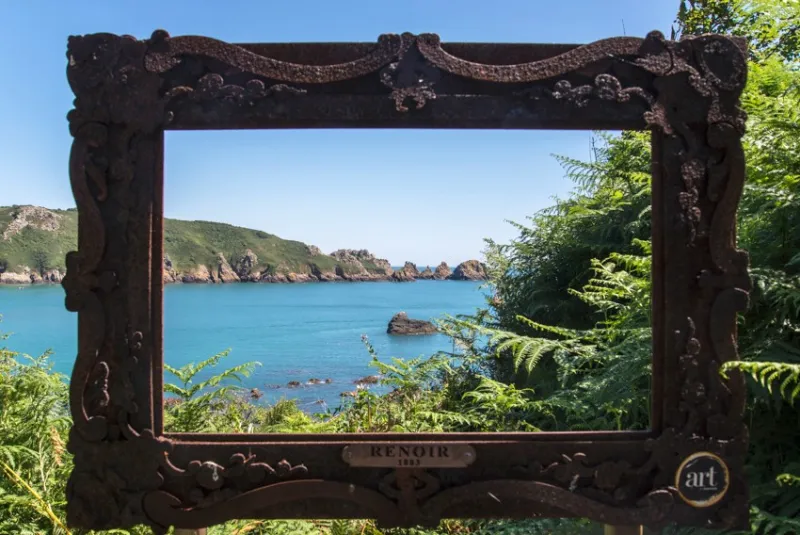 La baie de Moulin Huet (le moulin a été détruit), sur l'île de Guernsey, peinte par Renoir durant son passage sur l'île.
