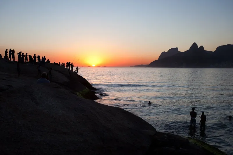 La plage d'Arpoador à Rio de Janeiro.