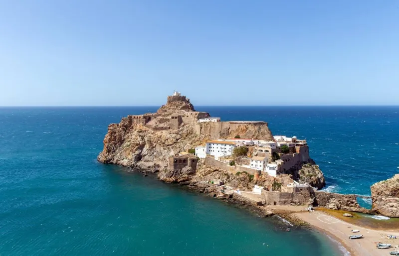 Près de Tétouan, vous pourrez voir l'îlot de Peñón de Alhucemas et la presqu'île de le Peñón de Vélez de la Gomera, reliée à la côte marocaine.