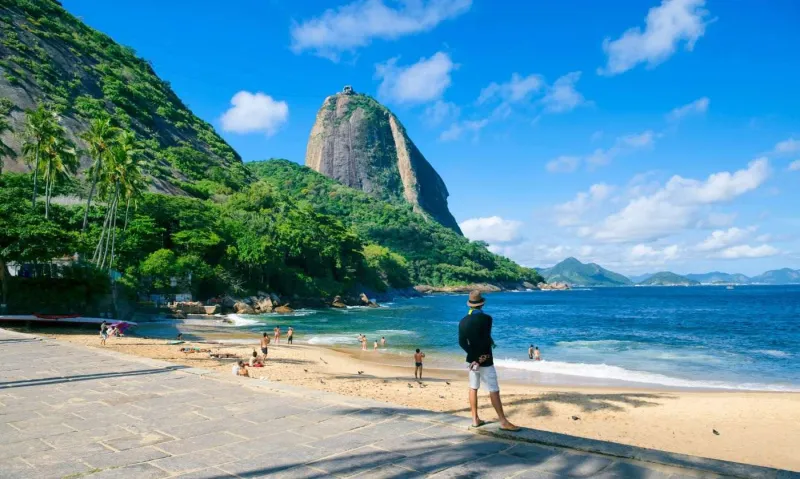 Praia Vermelha est située au pied du Pain de Sucre.