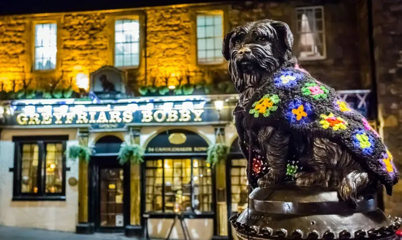 La statue de Greyfriars Bobby rend hommage à un petit chien fidèle qui aurait veillé pendant 14 ans sur la tombe de son maître.