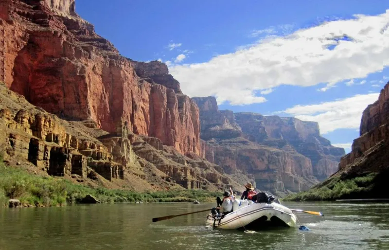 Envie de sensations fortes en 2026 ? Descendez le Grand Canyon en rafting !