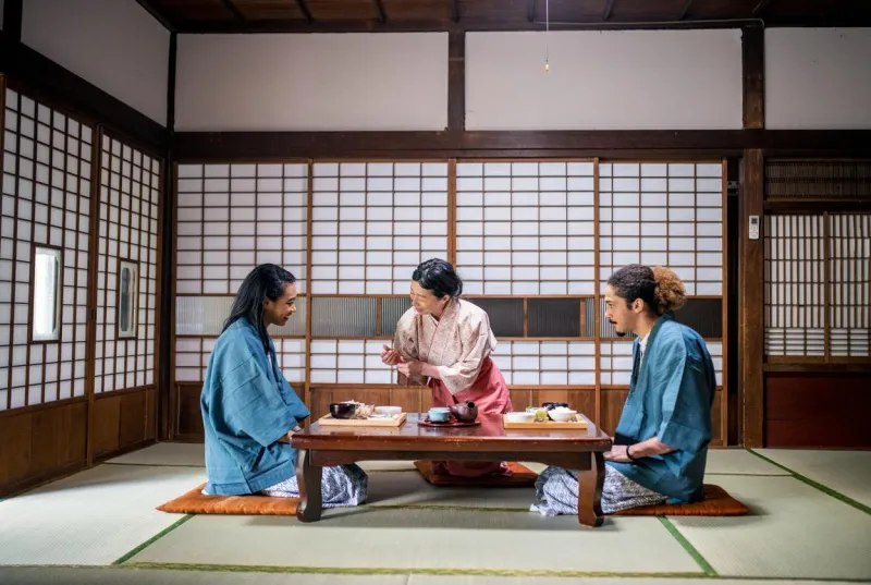 Dans un ryokan, le dîner est servi dans votre chambre.