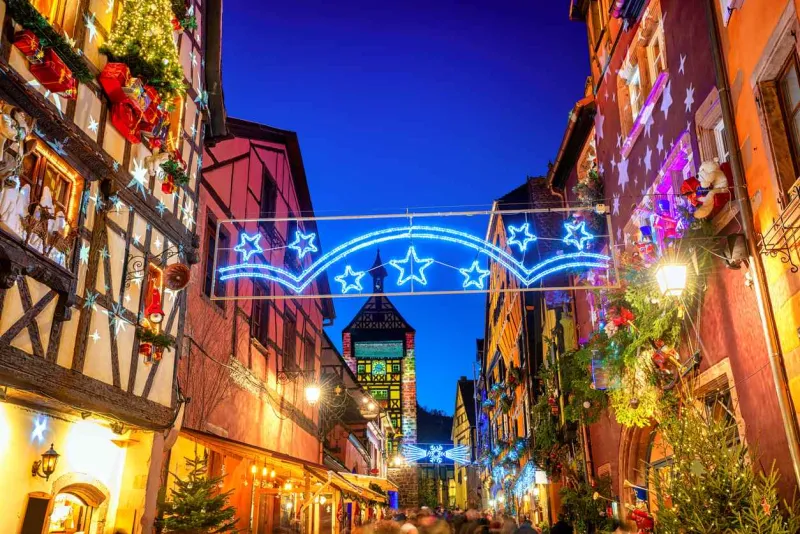 À Noël, Riquewihr se pare de décorations féeriques.