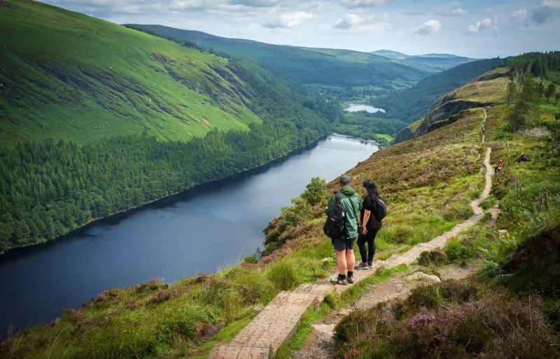 Lors de votre road trip dans le comté de Wicklow, prenez le temps de faire un randonnée dans ses superbes montagnes.