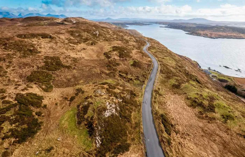 Brève mais inoubliable, la Sky Road vous emmènera au cœur du Connemara.