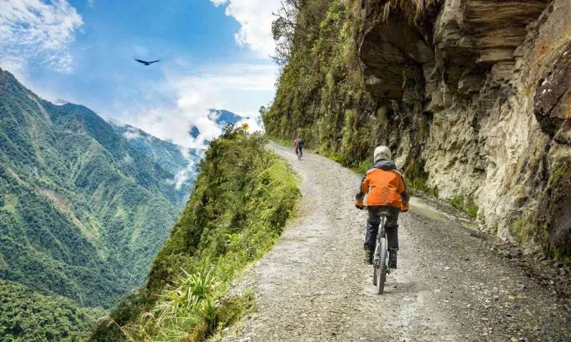 Aujourd’hui, la Route de la Mort est fermée à la circulation et sert  de parcours touristique pour les cyclistes.