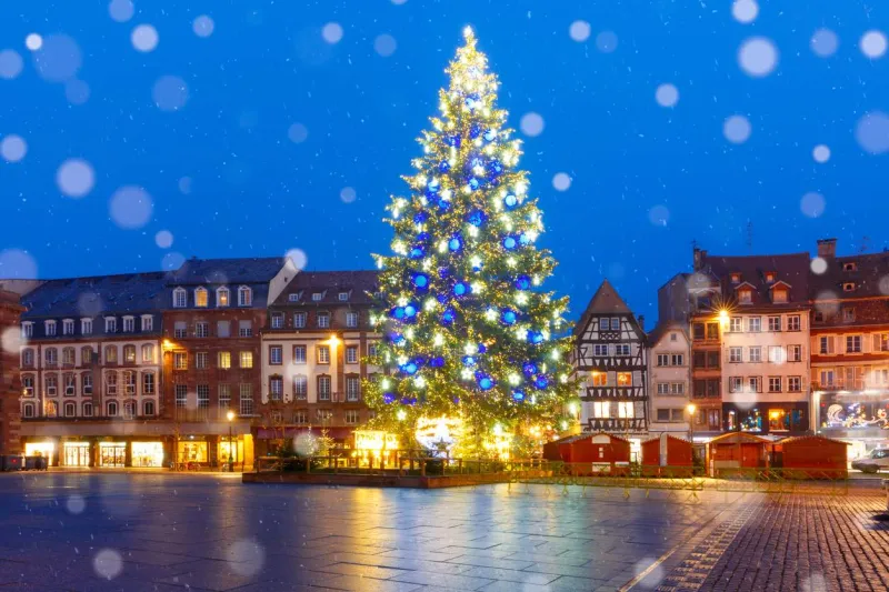 À Strasbourg, le grand sapin de Noël trône fièrement sur la place Kléber.