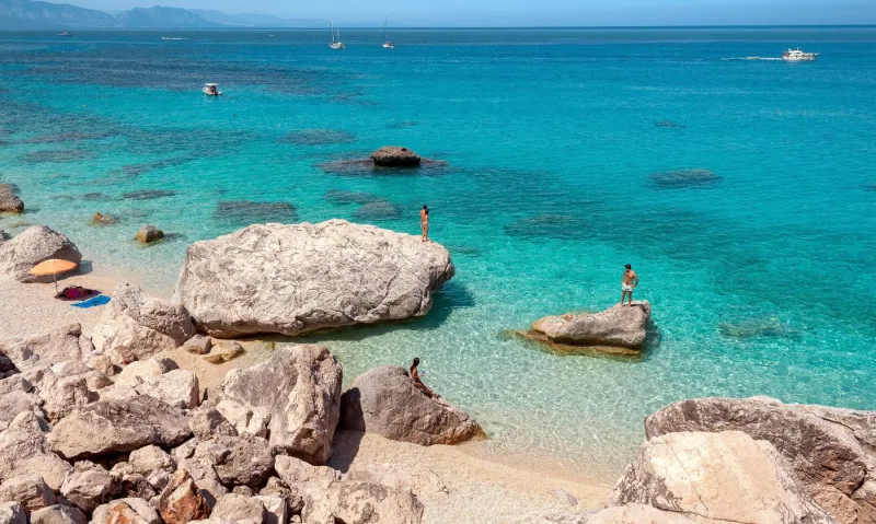 En 2026, partez vous prélasser dans les eaux turquoise de la Sardaigne.