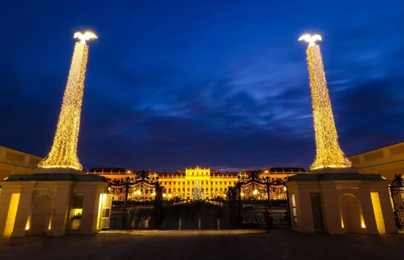 À Noël, le château de Schönbrunn déploie  toute sa splendeur impériale autour d’un marché élégant.