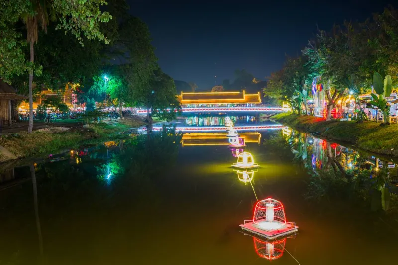 La rivière Siem Reap de nuit.