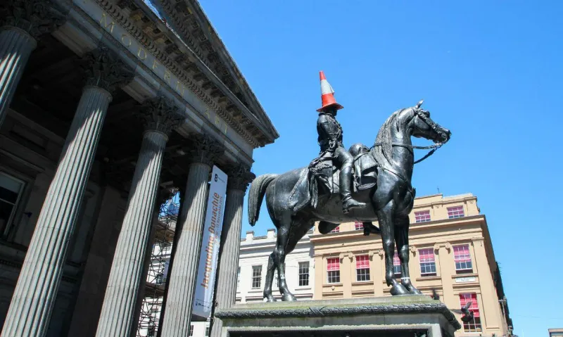 La statue du Duke of Wellington, coiffée d’un cône de signalisation, est devenue un symbole insolite et emblématique de Glasgow.