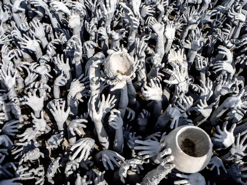 Les statues effrayantes du temple Wat Rong Khun à Chiang Rai.