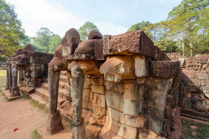 La Terrasse des Éléphants servait jadis de tribune royale pour les cérémonies et défilés d’Angkor Thom.