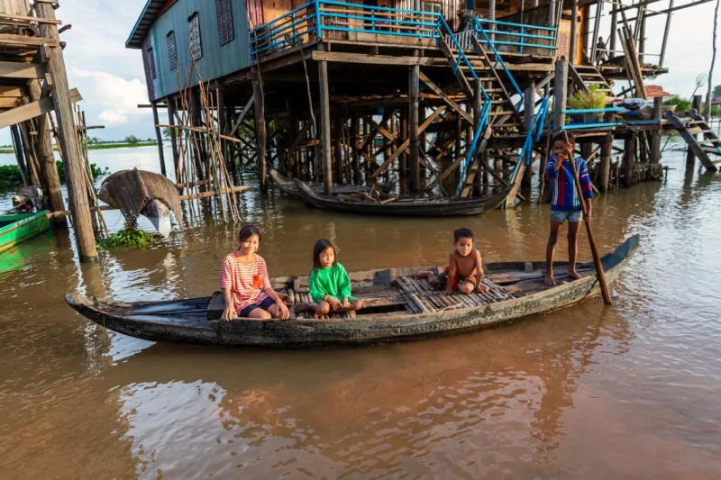 Explorez les villages flottants du lac Tonlé Sap.