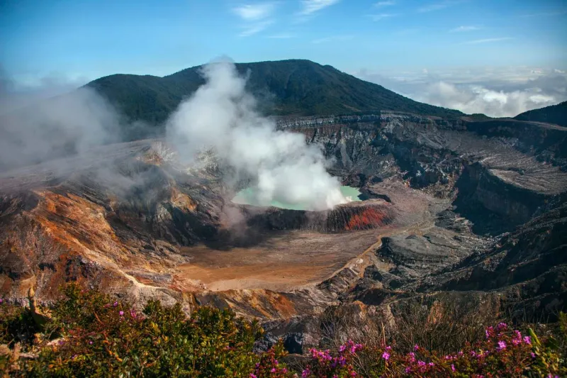 Au Costa Rica, les volcans offrent aux familles des randonnées accessibles et des paysages spectaculaires.
