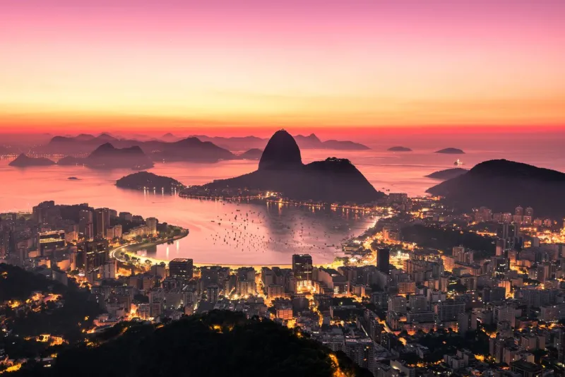 Un lever de soleil sur Rio avec la célèbre silhouette du Pain de Sucre.