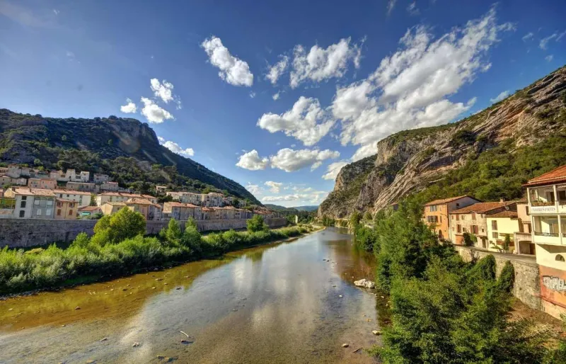 Le Gardon sillonne au cœur du village d'Anduze.