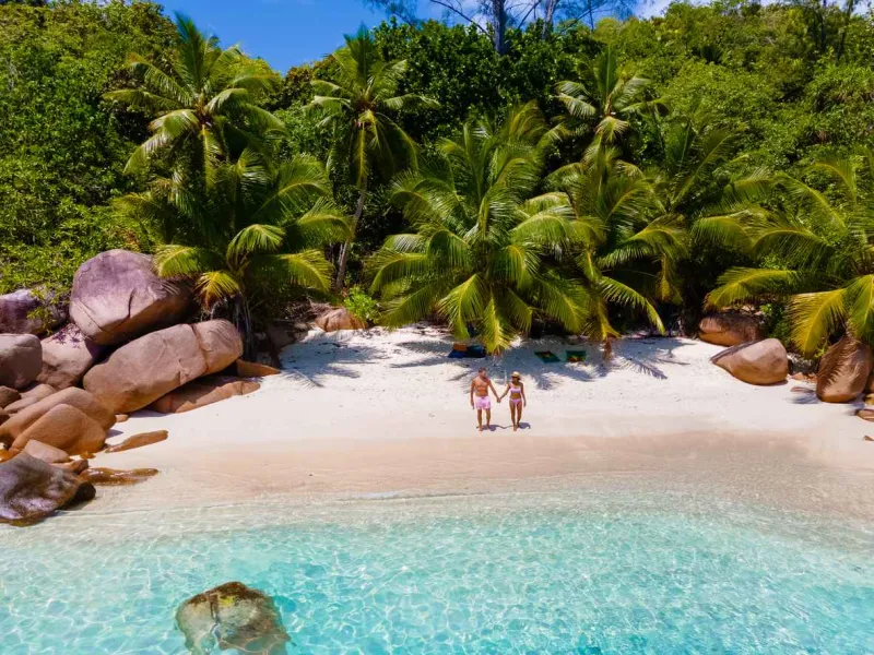 Sable fin, eaux turquoise et cocotiers : Anse Lazio a tout du paradis tropical.