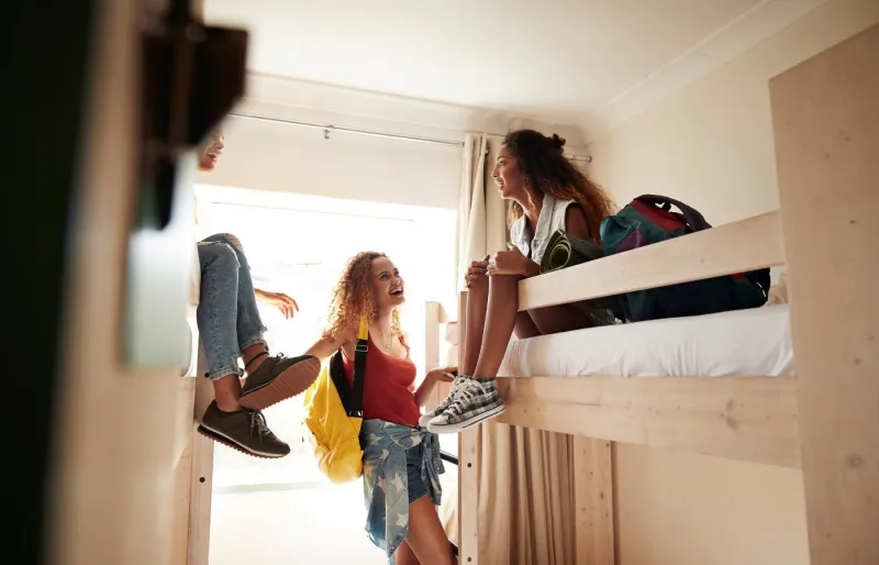 Les auberges de jeunesse permettent de rencontrer d'autres voyageuses.